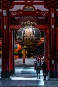 一部2026年都市悬疑剧封面，主角站在夜晚城市背景前，画面暗调冷光质感