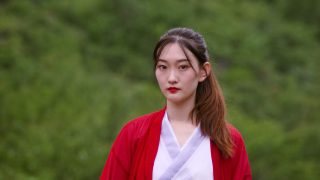古装历史大剧山河令剧照，恢宏殿堂内群臣朝拜场景，服化道精良金碧辉煌