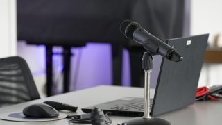2026年热播悬疑剧破局者剧照，主角在昏暗审讯室内面对线人，光影对比强烈氛围紧张